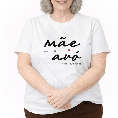 Camisola branca com texto mãe desde 1997 avó desde 2019/2023