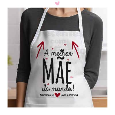 Avental branco com texto colorido comemorativo para mãe, usado com camisola preta.
