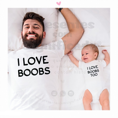 Homem e bebé deitados de roupa branca com texto 'I LOVE BOOBS' e 'I LOVE BOOBS TOO'