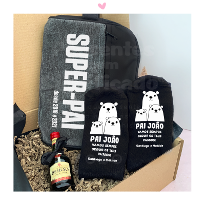 Conjunto presente com mochila, meias pretas com ursos e texto para Pai João, garrafa Beirão