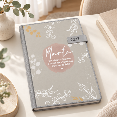 Agenda personalizada floral com texto motivacional e fecho cinza 2027 sobre mesa clara