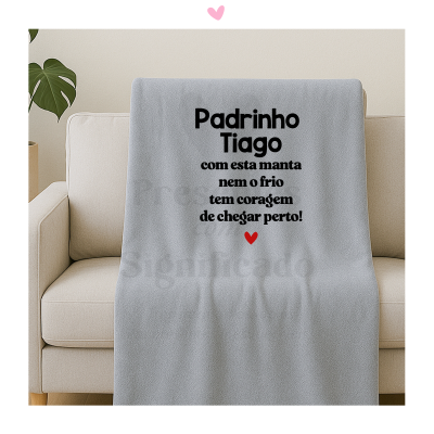 Manta cinzenta com texto personalizado para padrinho Tiago em sofá bege