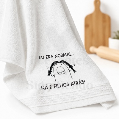 Toalha de banho branca com texto e desenho a preto