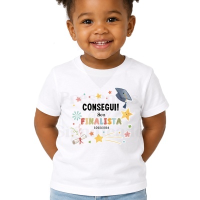Camiseta branca de criança com estampado colorido de formatura e texto celebratório