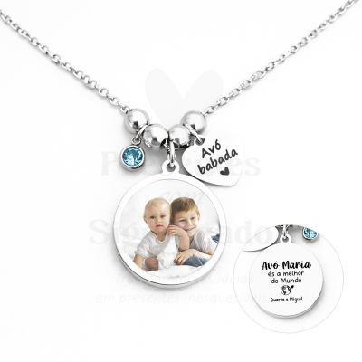 Colar prateado com pendentes e foto de crianças