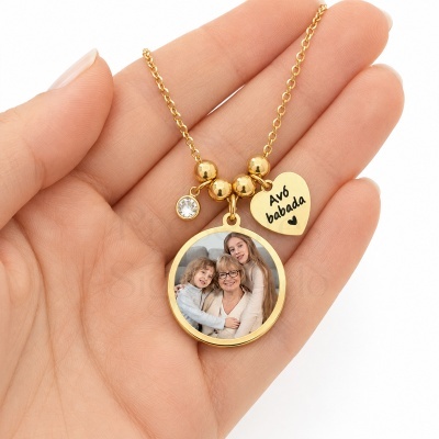 Colar dourado com pendentes e fotografia