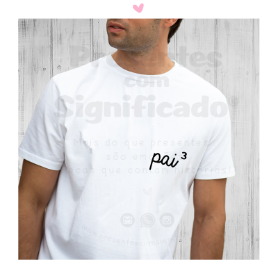 Homem de t-shirt branca com texto 'pai³' na frente contra fundo de madeira clara
