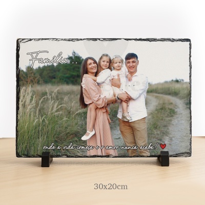 Placa fotográfica de família com moldura negra irregular e texto em português.