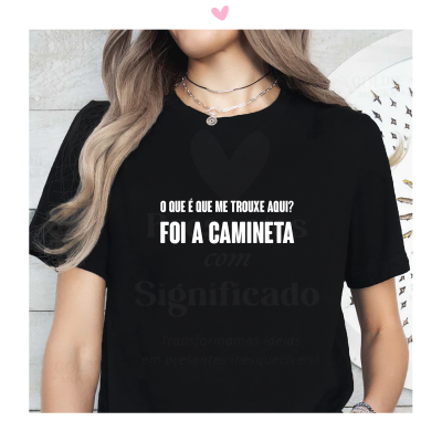 Pessoa a usar t-shirt preta com texto branco em português e colares prateados.