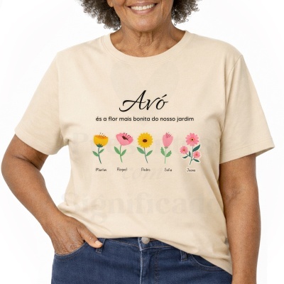 T-shirt bege com estampado flores coloridas e texto em português.