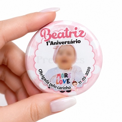 Botton redondo rosa personalizado com foto de bebé e texto comemorativo.