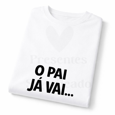 T-shirt branca com texto em preto O PAI JÁ VAI... dobrada.
