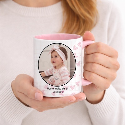 Caneca branca e rosa com foto de bebé e texto personalizado.