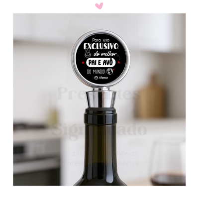 Tampa metálica com texto para garrafa em cozinha