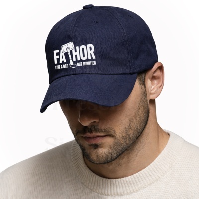 Boné azul escuro com bordado branco FATHOR e martelo, usado por homem com camisola clara.