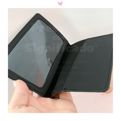 Carteira preta aberta com janela transparente para cartão