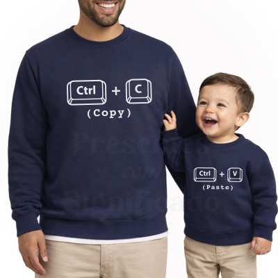 Adulto e criança com sweatshirts azuis com texto de teclas Ctrl+C e Ctrl+V em fundo branco