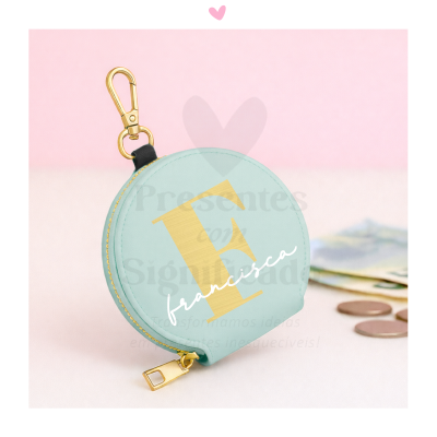 Carteira redonda azul clara com fecho dourado e nome francisca