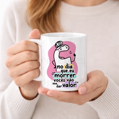 Caneca branca com desenho de dinossauro e texto em português