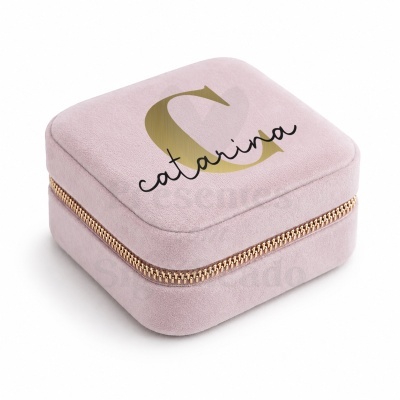 Estojo quadrado cor-de-rosa com fecho dourado e nome catarina no topo