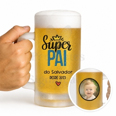 Caneca de vidro fosco cheia de cerveja com texto e imagem de bebé