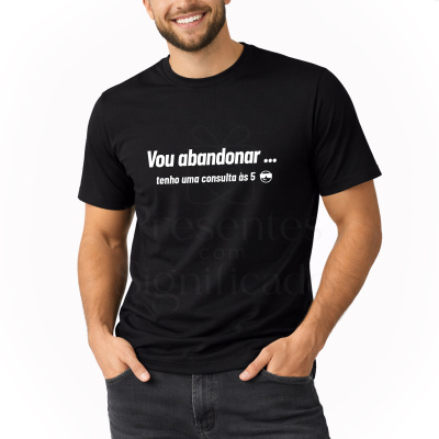 T-shirt preta com texto branco e emoji usada por homem em fundo branco