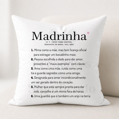 Almofada branca com texto sobre madrinha em sofá creme.
