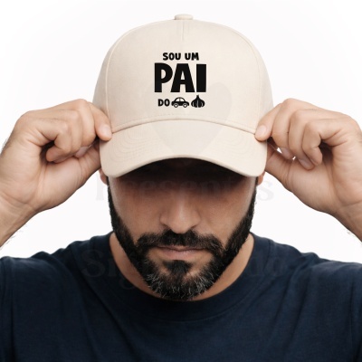 Boné bege com texto e ícones em preto na parte frontal