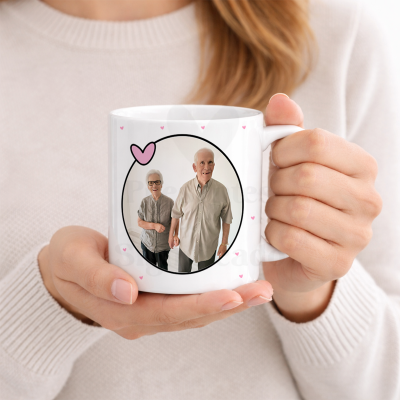 Caneca branca com fotografia de casal idoso e corações cor-de-rosa