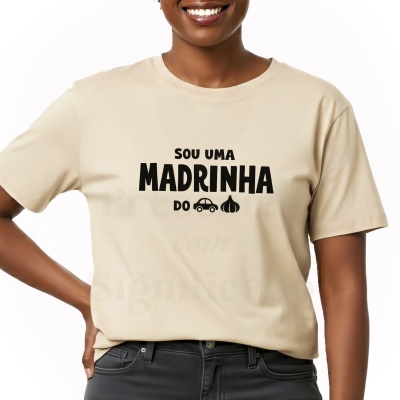 T-shirt bege com texto preto e ícones de carro e alho