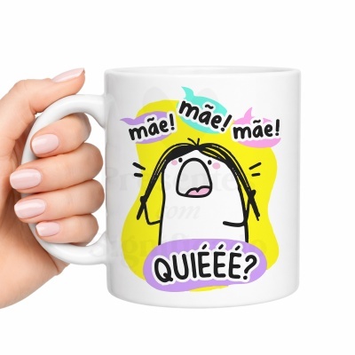 Caneca branca com personagem ilustrada e texto mãe! e QUIÉÉÉ?