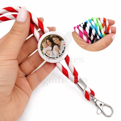Cordão vermelho e branco com foto personalizada e texto