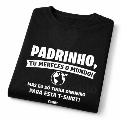 T-shirt preta com texto branco alusivo a padrinho e nome Camila