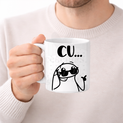 Caneca branca com desenho e texto em preto, segurada por mão.