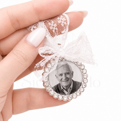 Medalhão redondo com foto a preto e branco e laço de renda branca