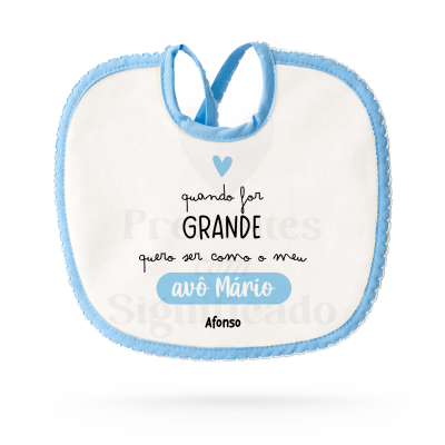 Babete branco com borda azul e texto personalizado em preto e azul
