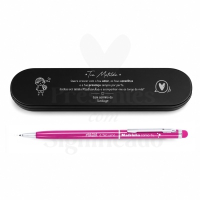 Estojo preto com texto e ilustração branca acompanhado de caneta rosa com texto branco
