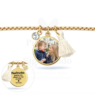 Pulseira dourada com pendentes de foto, mensagem gravada e pompom branco