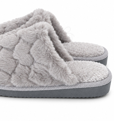 Pantufas felpudas cinza claro com sola preta
