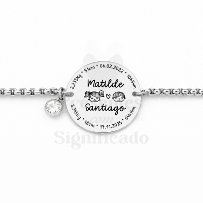 Pulseira com pendente redondo gravado com nomes, datas e medidas, e pendente com pedra brilhante.