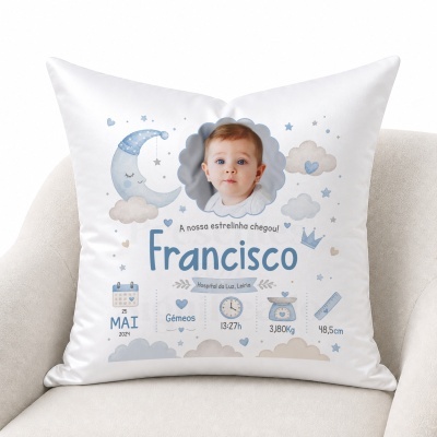 Almofada branca com foto de bebé e texto personalizado em azul e cinza