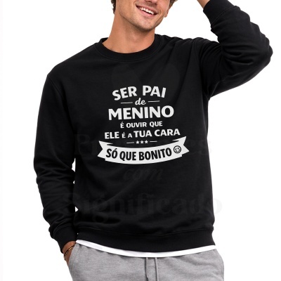 Sweatshirt preta com texto branco SER PAI de MENINO É OUVIR QUE ELE É A TUA CARA SÓ QUE BONITO