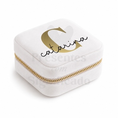 Caixa de veludo branca com texto personalizado e fecho dourado