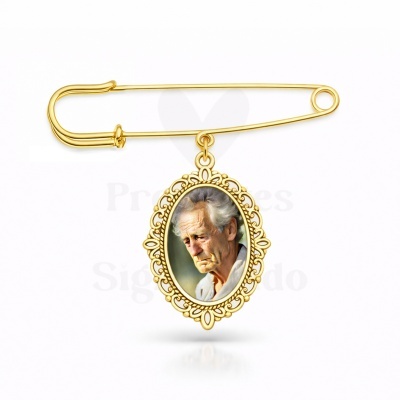 Alfinete de ouro com pendente oval decorado e imagem de homem idoso