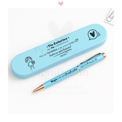 Estojo e caneta azuis com mensagens e desenhos em preto para tia e madrinha