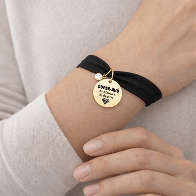 Pulseira preta com pendente dourado e texto SUPER-AVÓ