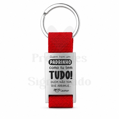 Porta-chaves com argola de metal e tira vermelha com placa metálica gravada