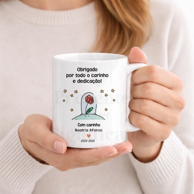 Caneca branca com texto e ilustração de flor dentro de cúpula
