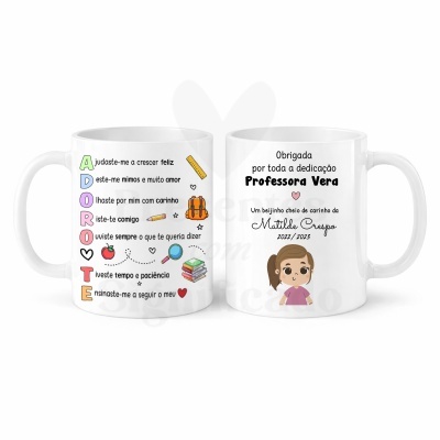 Caneca branca com texto colorido e ilustrações escolares e mensagem personalizada para professora