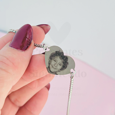Pulseira com pendente em forma de coração com foto gravada